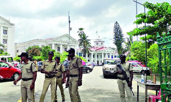 സാമ്പത്തീക പ്രതിസന്ധി അതിരൂക്ഷം ; ശമ്പളം നല്‍കാന്‍ കടമെടുക്കണം ; സഹകരണബാങ്കുകളില്‍ നിന്നും കടമെടുക്കും