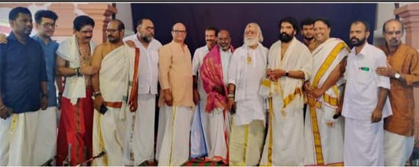 യേശുദാസിന് പിറന്നാളാശംസകൾ നേർന്ന് കാഞ്ഞങ്ങാട് രാമചന്ദ്രന്റെ നേതൃത്വത്തിൽ നടത്തുന്ന സംഗീതാർച്ചനയ്ക്ക് 25 വർഷം പൂർത്തിയാകുന്നതിനോട് അനുബന്ധിച്ച് ക്ഷേത്രമേൽശാന്തി ഗോവിന്ദ അഡിഗ രാമചന്ദ്രനെ ആദരിക്കുന്നു