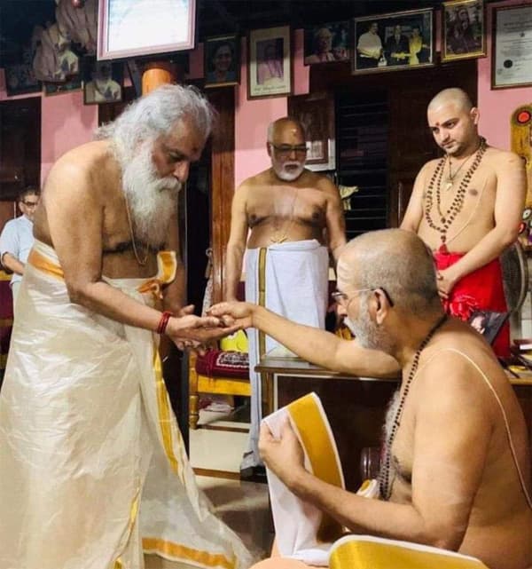 .യേശുദാസ് ക്ഷേത്ര മേൽശാന്തി ഗോവിന്ദ അഡിഗയിൽ നിന്നും പ്രസാദം സ്വീകരിക്കുന്നു (ഫയൽ ചിത്രം)