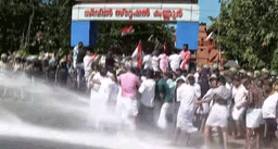 കണ്ണൂരിലും  കോട്ടയത്തും  യൂത്ത് കോൺ​ഗ്രസ് മാർച്ചിൽ സംഘർഷം;  പോലീസ് ജലപീരങ്കി പ്രയോഗിച്ചു
 