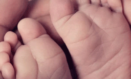 ബെഡ്ഡില്‍ കുഴഞ്ഞുവീണു, മരിച്ചെന്നു ഡോക്ടര്‍ വിധിയെഴുതി ; നാലു മണിക്കൂര്‍ കഴിഞ്ഞ് ഒന്നര വയസ്സുള്ള കുഞ്ഞിനു സംസ്‌കാരച്ചടങ്ങിനിടെ അനക്കം ; ആശുപത്രിയില്‍ എത്തിച്ചപ്പോള്‍ മരിച്ചു