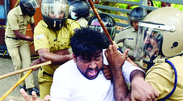 കോഴിക്കോടും പത്തനംതിട്ടയിലും യൂത്ത് കോണ്ഗ്രസ് പ്രതിഷേധം ; പോലീസ് ജലപീരങ്കിയും കണ്ണീര്വാതകവും പ്രയോഗിച്ചു