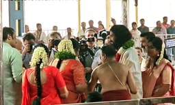  മകളെ മണ്ഡപത്തിലേക്ക് ആനയിച്ച് സുരേഷ്ഗോപിയും കുടുംബവും; വരണമാല്യം കൈമാറിയത് മോദി; സാന്നിദ്ധ്യമായി മമ്മൂട്ടിയും മോഹന്‍ലാലും 