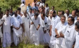 'വിദ്യാലയമാണ്, വഴിയടയ്ക്കരുത്';  ആന്റോ ആന്റണി എംപിയുടെ നേതൃത്വത്തിൽ റോഡ് വെട്ടി പ്രതിഷേധം
