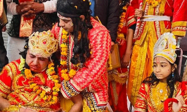 രാം ലല്ലയുടെ പ്രതിഷ്ഠാ ചടങ്ങുകള്‍ക്കിടയില്‍ ഹരിയാനയില്‍ ഹനുമാനായി വേഷമിട്ട നടന്‍ ശ്രീരാമ പാദത്തില്‍ വീണ് ഹൃദയാഘാതത്തെ തുടര്‍ന്ന് മരിച്ചു