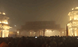 കൊടും തണുപ്പില്‍ പുലര്‍ച്ചെ 3 മണി മുതല്‍ ദര്‍ശനത്തിനായി കാത്തു നിന്നു ; ആദ്യ ദിവസം അയോദ്ധ്യയില്‍ എത്തിയത് 5 ലക്ഷം പേര്‍