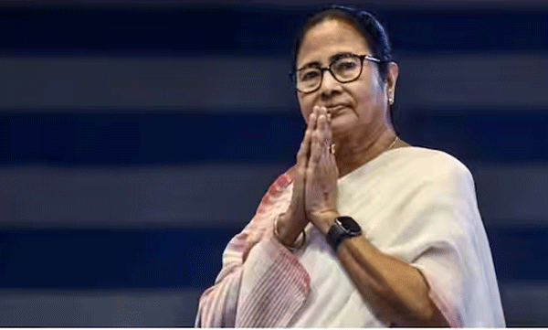 വാഹനാപകടത്തിൽ പശ്ചിമ ബം​ഗാൾ മുഖ്യമന്ത്രി മമത ബാനർജിക്ക്  പരിക്ക്