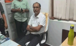 കൈക്കൂലിക്കേസില്‍​ അന്വേഷണം നേരിടുന്ന പ്രൊഫസർ റിപ്പബ്ലിക് ദിന പരിപാടിയിൽ