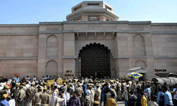 ഗ്യാന്‍വ്യാപിയില്‍ കണ്ടെത്തിയ 'വിഗ്രഹഭാഗങ്ങള്‍' ഇവിടെ തകര്‍ത്ത കടയിലെ ശില്‍പ്പികള്‍ ഉപേക്ഷിച്ചതാകാമെന്ന് എഐഎം സംശയം ​‍; സര്‍വേയില്‍ വിഗ്രഹത്തിന്റെ കാലഗണ അറിയാമെന്ന് ഹിന്ദുക്കള്‍