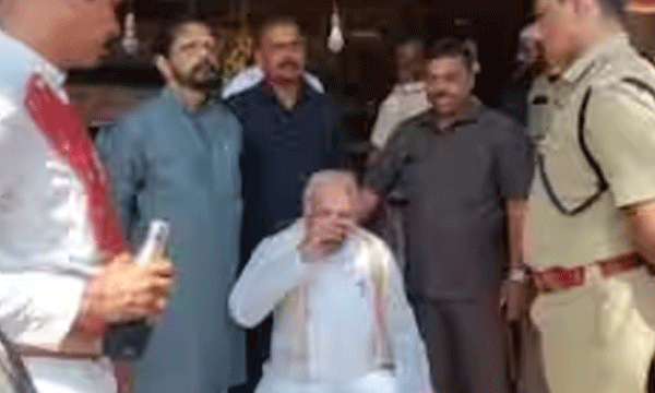 കരിങ്കൊടി പ്രതിഷേധത്തിനെതിരേ റോഡരികില്‍ കസേരയിട്ടിരിക്കുന്ന കേരളാഗവര്‍ണര്‍ ; കൊല്ലം നിലമേല്‍ വഴിയരികില്‍ ഇരുന്നത് ഒരു മണിക്കൂര്‍ ; മുഖ്യമന്ത്രിയോട് ഇങ്ങിനെ ചെയ്യുമോയെന്നും ചോദ്യം 