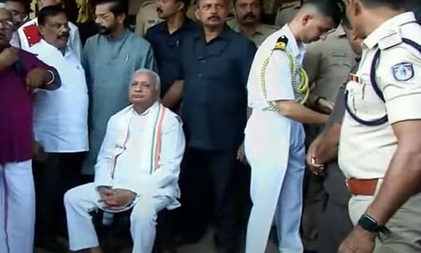 എഫ്‌ഐആര്‍ കണ്ടശേഷം പ്രതിഷേധം അവസാനിപ്പിക്കാം; ഡി.ജി.പിയോട് ക്ഷുഭിതനായി ഗവര്‍ണര്‍