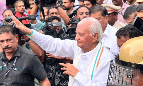 ഗവര്‍ണറുടെ സുരക്ഷാ കാര്യത്തില്‍ ധാരണയായി ; മുന്നിലും പിന്നിലും കാവലായി സിആര്‍പിഎഫ് വരും ; പോലീസ് അകമ്പടി പോകും, റൂട്ടും തീരുമാനിക്കും പ്രതിഷേധക്കാരെ അറസ്റ്റും ചെയ്യും