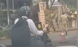 വൈറ്റില ചക്കരപ്പറമ്പില്‍ തടികയറ്റിവന്ന ലോറി മറിഞ്ഞു 