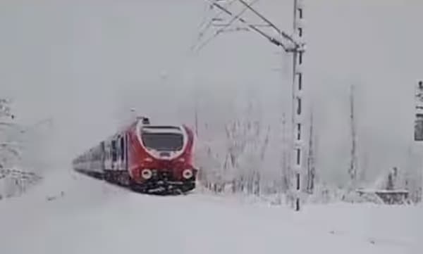 മഞ്ഞുമൂടിയ വഴികളിലൂടെ സ്വപ്‌ന തുല്യമായ ഒരു യാത്ര: കൗതുകമുണര്‍ത്തി കാശ്മീരിലെ ഒരു കാഴ്ച 
