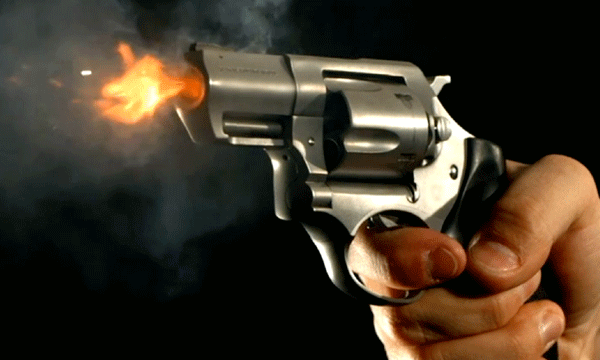 മദ്യം നല്‍കുന്നത് സംബന്ധിച്ച തര്‍ക്കം ; എറണാകുളത്തെ ബാറില്‍ വെടിവെയ്പ് ; രണ്ടുപേര്‍ക്ക് പരിക്ക്