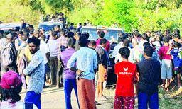 മയക്കുവെടിവച്ച് പിടികൂടാനുള്ള വനംവകുപ്പിന്റെ ശ്രമം ആദ്യദിവസം ഫലംകണ്ടില്ല ; ഒളിവില്‍പോയ 'മോഴ' യ്ക്കായി വനത്തില്‍ തെരച്ചില്‍ തുടരുന്നു ; നാട്ടുകാര്‍ പ്രതിഷേധത്തില്‍ 