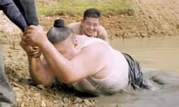 ഇതല്ല ഇതിലപ്പുറം ചാടിക്കടന്നവനാണ്.....: മീന്‍ പിടിക്കുന്നതിനിടെ കുളത്തില്‍ ഇറങ്ങി, കരയ്ക്ക് കയറാന്‍ പാടുപെട്ട് നാഗാലാന്‍ഡ് മുഖ്യമന്ത്രി 

