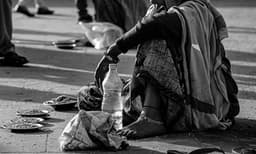 
ഇന്‍ഡോറില്‍ ഒന്നരമാസം കൊണ്ട് യാചക നേടിയത് 2.5 ലക്ഷം രൂപ: അമ്പരന്ന് നെറ്റീസണ്‍സ് 
