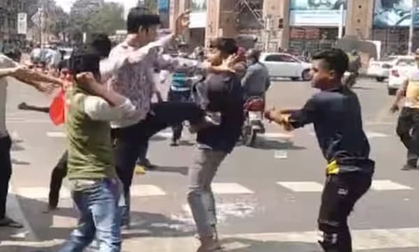 

പെണ്‍കുട്ടിക്ക് ഫോണിലൂടെ സന്ദേശം അയച്ചു: നടുറോഡില്‍ യുവാക്കളുടെ കൂട്ടയടി, പൊട്ടിച്ചിരിച്ച് നെറ്റീസണ്‍സ് 
