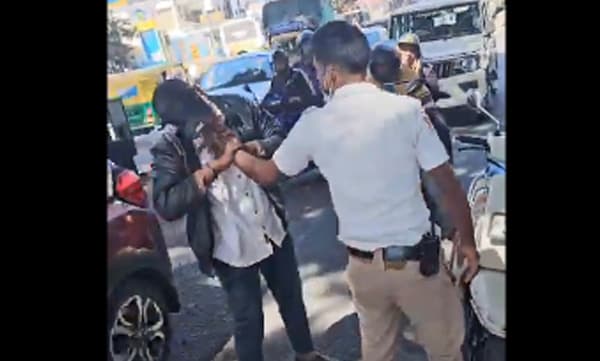 

ഹെല്‍മറ്റ് ധരിക്കാത്തതിനെ തുടര്‍ന്ന് വാഹനം തടഞ്ഞു: പോലീസുകാരന്റെ കൈയ്യില്‍ കടിച്ച് യുവാവ് 
