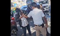 

ഹെല്‍മറ്റ് ധരിക്കാത്തതിനെ തുടര്‍ന്ന് വാഹനം തടഞ്ഞു: പോലീസുകാരന്റെ കൈയ്യില്‍ കടിച്ച് യുവാവ് 
