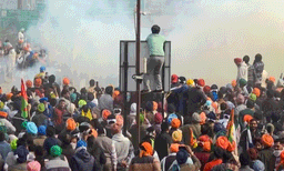 കര്‍ഷകരെ തടയാന്‍ കണ്ണീര്‍വാതകവുമായി പറന്നു ഡ്രോണുകള്‍ ; പട്ടം പറത്തി നൂലില്‍ കുരുക്കി താഴെയിട്ട് സമരക്കാരുടെ പ്രതിരോധം ; കൊടുംനഷ്ടം...ശബ്ദം കൊണ്ട് നേരിടാന്‍ സേന