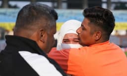 സര്‍ഫറാസിന്റെ അരങ്ങേറ്റ മത്സരം കാണാനെത്തി ഭാര്യ റൊമാന ജാഹുര്‍, കണ്ണീരണിഞ്ഞ ഭാര്യയെ കെട്ടിപ്പിടിച്ച് ആശ്വസിപ്പിച്ച് താരം 
