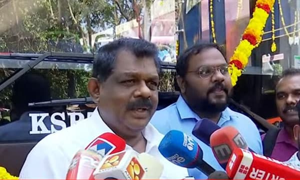 ഇലക്ട്രിക് ഡബിള്‍ ഡക്കര്‍ ബസ് ഉദ്ഘാടനത്തില്‍ മുന്‍മന്ത്രിക്ക് ക്ഷണമില്ല; ഉദ്ഘാടനത്തിനു മുന്‍പേ ബസ് കാണാനെത്തി ആന്റണി രാജു