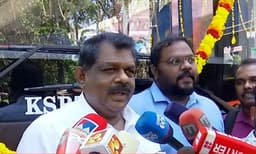 ഇലക്ട്രിക് ഡബിള്‍ ഡക്കര്‍ ബസ് ഉദ്ഘാടനത്തില്‍ മുന്‍മന്ത്രിക്ക് ക്ഷണമില്ല; ഉദ്ഘാടനത്തിനു മുന്‍പേ ബസ് കാണാനെത്തി ആന്റണി രാജു