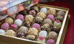 വാലന്റൈന്‍സ് ഡേയില്‍ വിവാഹമോചന കേസ്: ഭാര്യയ്ക്ക് ചോക്ലേറ്റ് സമ്മാനിച്ച് ഭര്‍ത്താവ്, പിന്നെ സംഭവിച്ചത്...
