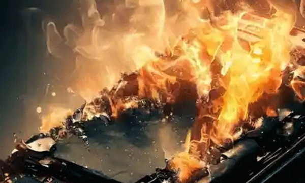 ഉറങ്ങുന്നതിനിടെ മൊബൈൽ പൊട്ടിത്തെറിച്ചു; തൃശൂരിൽ  ഒഴിവായത് വൻദുരന്തം

