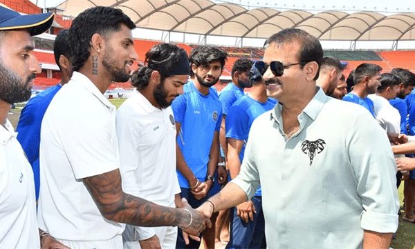 രഞ്ജി ട്രോഫി വിജയിച്ചാൽ ഹൈദരാബാദ് താരങ്ങൾക്ക് ബിഎംഡബ്ല്യു കാർ, ഒരു കോടി നൽകാമെന്നും ഓഫര്‍ 

