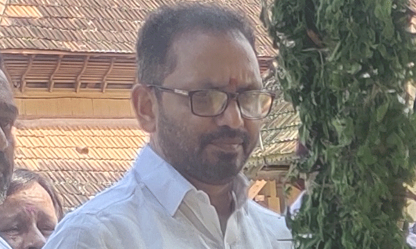 ബിജെപിയുടെ പരിപാടിയില്‍ കേട്ട പ്രചരണഗാനം 'അഴിമതിക്ക് പേരു കേട്ട കേന്ദ്രഭരണം' എന്ന് ; പാട്ടുമാറിപ്പോയതില്‍ ബിജെപിയുടെ സാമൂഹ്യമാധ്യമ സെല്‍ ചെയര്‍മാനെ മാറ്റണമെന്ന്