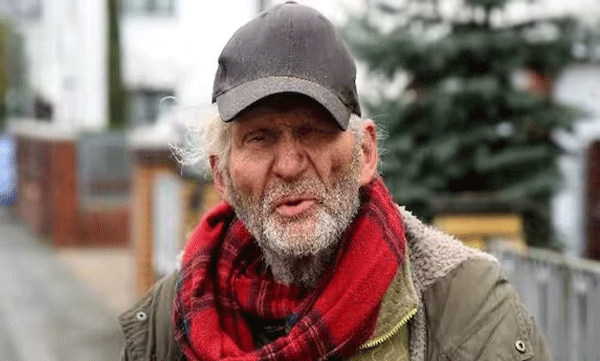 7 വീടുകൾ 2 അപാർട്‍മെന്റ്  സ്വന്തമായ കോടീശ്വരൻ ഭക്ഷണം കണ്ടെത്തുന്നത് ചവറ്റുകുട്ടയിൽ നിന്നും