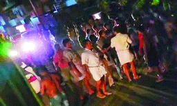 വഴിയാത്രക്കാരന്റെ ദേഹത്ത് കാര്‍ തട്ടി; സംഘടിച്ചെത്തിയ അതിഥിത്തൊഴിലാളികള്‍ കാര്‍ കത്തിക്കാന്‍ ശ്രമിച്ചു ; ഗതാഗതം തടസപ്പെടുത്തിയുള്ള സംഘര്‍ഷം അരമണിക്കൂര്‍ നീണ്ടു 