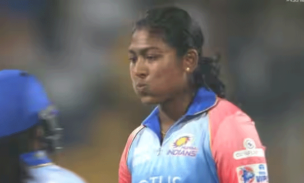 അവസാന പന്തില്‍ സിക്സർ ഫിനിഷിംഗുമായി മലയാളി താരം സജന ; മുംബൈ ഇന്ത്യന്‍സിന് ജയത്തുടക്കം