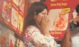 അറബിഭാഷയിലെ വാക്യങ്ങള്‍ എഴുതിയ കൂര്‍ത്ത ; യുവതിയോട് വസ്ത്രം ഉരിയാന്‍ ആവശ്യപ്പെട്ട് ജനക്കൂട്ടം ; രക്ഷപ്പെടുത്തി വനിതാപോലീസ്