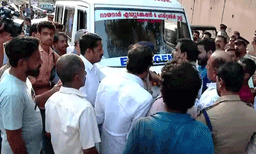 കാട്ടുപോത്തിന്റെ ആക്രമണത്തില്‍ കര്‍ഷകൻ കൊല്ലപ്പെട്ട സംഭവം; നഗരത്തില്‍ വ്യാപക പ്രതിഷേധം