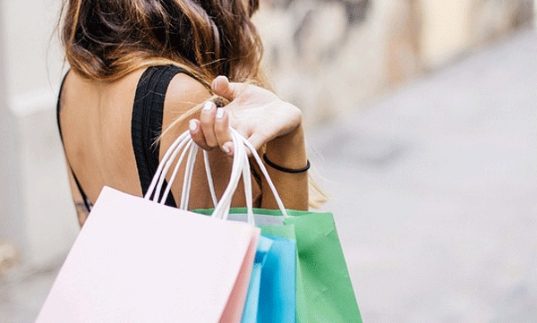 കാമുകിക്ക് വിലയേറിയ സാധനങ്ങള്‍ വാങ്ങി നല്‍കാന്‍ അഞ്ച് ലക്ഷം തട്ടി കാമുകന്‍: കട്ടയ്ക്ക് കൂടെ നിന്ന് സുഹൃത്തുക്കളും, ഒടുവില്‍ സംഭവിച്ചത്..
