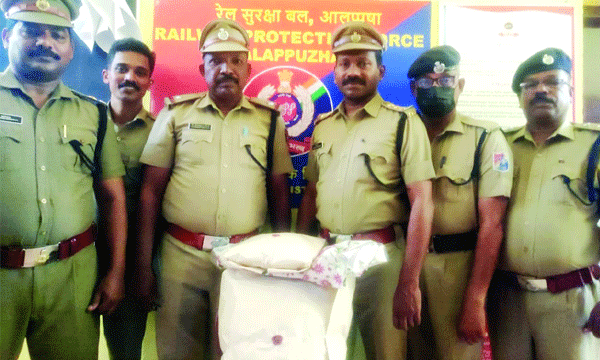 ഒഡീഷയിലും ആന്ധ്രയിലും കിലോയ്ക്ക് 2500 മുതല്‍ 12,000 വരെ കിട്ടുന്ന ശീലാവതി ; ബിഗ്‌ഷോപ്പറില്‍ ബിസ്‌ക്കറ്റ് പാക്കറ്റുകളിലാക്കും ; ധന്‍ബാദ്-ആലപ്പുഴ എക്‌സ്പ്രസിലൂടെ കഞ്ചാവ് കടത്ത്