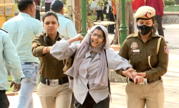 സി എ എ ക്കെതിരെ ഡല്‍ഹി സര്‍വകലാശാലയില്‍ പ്രതിഷേധം; വിദ്യാര്‍ത്ഥികള്‍ കസ്റ്റഡിയില്‍