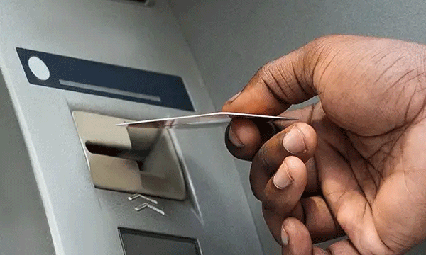 പണം നിക്ഷേപിക്കാന്‍ സഹായിച്ചയാള്‍ എ.ടി.എം. കാര്‍ഡ് മാറ്റിനല്‍കി മുങ്ങി ; തട്ടിയെടുത്തത് 74,000 രൂപ, പ്രതിയെ ബാങ്ക് തിരിച്ചറിഞ്ഞു ; പിന്നീട് തമിഴ്‌നാട്ടില്‍ നിന്നു തുക പിന്‍വലിച്ചു