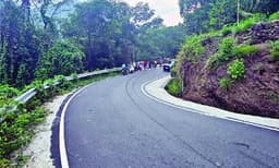 പാറക്കൂട്ടങ്ങള്‍ക്കിടയിലൂടെ 200 അടിയോളം താഴ്ചയിലേക്ക് മറിഞ്ഞു ; വാഹനത്തില്‍ നിന്നും യാത്രക്കാരെ രക്ഷപ്പെടുത്തിയത് ഏറെ പണിപ്പെട്ട് ; അപകടത്തുരുത്തായി പേമരത്തിലെ ഗ്രോട്ടോവളവ്