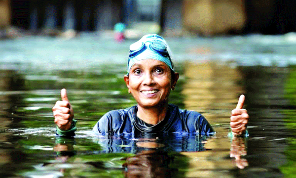 പ്രായം വെറും നമ്പര്‍ ; വേമ്പനാട്ടുകായലില്‍ ഏറ്റവും വീതിയേറിയ ഭാഗത്ത് ഏഴു കിലോമീറ്റര്‍ നീന്താനൊരുങ്ങി 62 കാരി ; ആലപ്പുഴയിലെ അമ്പലക്കടവില്‍ നിന്നും കോട്ടയത്തെ വൈക്കം ബീച്ചിലേക്ക്