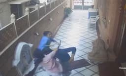 
ആയുധങ്ങളുമായി മോഷണത്തിന് വീട്ടില്‍ കയറിയ സംഘത്തെ നേരിട്ട് അമ്മയും മകളും