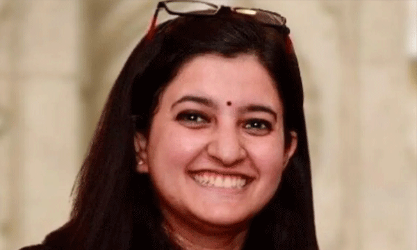 യുകെയില്‍ ഇന്ത്യന്‍ വിദ്യാര്‍ത്ഥിനി ട്രക്ക് കയറി മരിച്ച ; കോളേജില്‍ നിന്നും വീട്ടിലേക്ക് സൈക്കിളില്‍ പോകുമ്പോള്‍ അപകടം