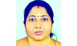 പങ്കാളിക്ക് പിറന്നാള്‍സമ്മാനം വാങ്ങി തിരികെ പോകുമ്പോള്‍ ഭാര്യ അപകടത്തില്‍ മരിച്ചു ; കണ്ടെയ്‌നര്‍ ലോറിയുമായി കൂട്ടിയിടിച്ച് അടിയില്‍പെട്ടു യുവതിക്ക് ദാരുണാന്ത്യം, പരിക്കുപറ്റാതെ ഭര്‍ത്താവ്