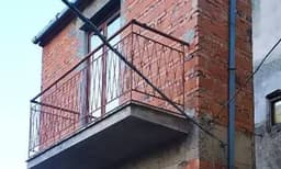 ഒരേ സമയം രണ്ട് വ്യക്തികള്‍ക്ക് പോലും ഒന്നിച്ചു നില്‍ക്കാന്‍ കഴിയില്ല: കൗതുകമായി ലോകത്തിലെ ഏറ്റവും ഇടുങ്ങിയ വീട്

