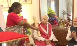 എൽ.കെ അദ്വാനിയ്‌ക്ക്  വസതിയിലെത്തി ഭാരതരത്ന സമ്മാനിച്ച് രാഷ്‌ട്രപതി 
