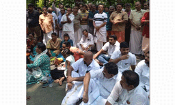 വളര്‍ത്തുനായ്കളെ  കൂട്ടത്തോടെ കാണാതാവുന്നു ; പൂട്ടിയിട്ടിരുന്ന നായയെ പകുതി ഭക്ഷിച്ച നിലയില്‍ കണ്ടെത്തി ; പുലിയെ കണ്ടു ഭയന്നോടിയയാള്‍ വീണ് പരിക്കേറ്റു, വന്യമൃഗങ്ങള്‍ക്ക് മുന്നില്‍ പകച്ച് മലയോരം